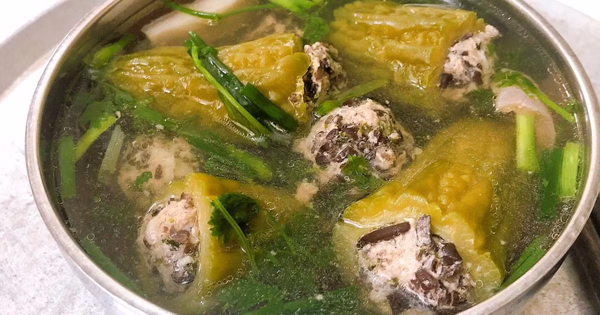  Canh thịt khổ qua: Mướp đắng có chứa hợp chất glycosid giúp giảm mỡ máu và đường huyết. Ngoài ra mướp đắng cũng cung cấp 1 lượng lớn chất xơ, các nguyên tố vi lượng cần thiết như: kali, canxi, vitamin B,... Ảnh minh họa