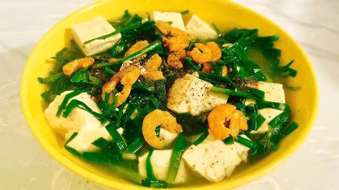  Canh hẹ nấu tôm: Lá hẹ có nhiều chất xơ, vitamin C,... rất tốt cho quá trình chuyển hóa đường, giảm nguy cơ tăng đường huyết đột ngột. Hơn nữa, một số hoạt chất trong lá hẹ cũng có thể giúp cải cải thiện độ nhạy của insulin tuyến tụy, giúp cân bằng đường huyết. Ảnh minh họa