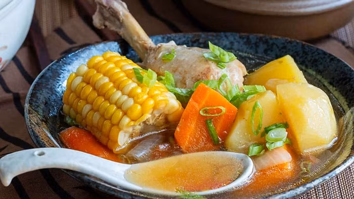  Canh gà rau củ chứa nhiều protein, axit amino, giúp kích thích quá trình sản sinh insulin. Các loại rau củ như nấm hương, cà rốt vừa có chỉ số đường huyết thấp lại cung cấp chất xơ cùng vitamin cần thiết cho cơ thể. Ảnh minh họa