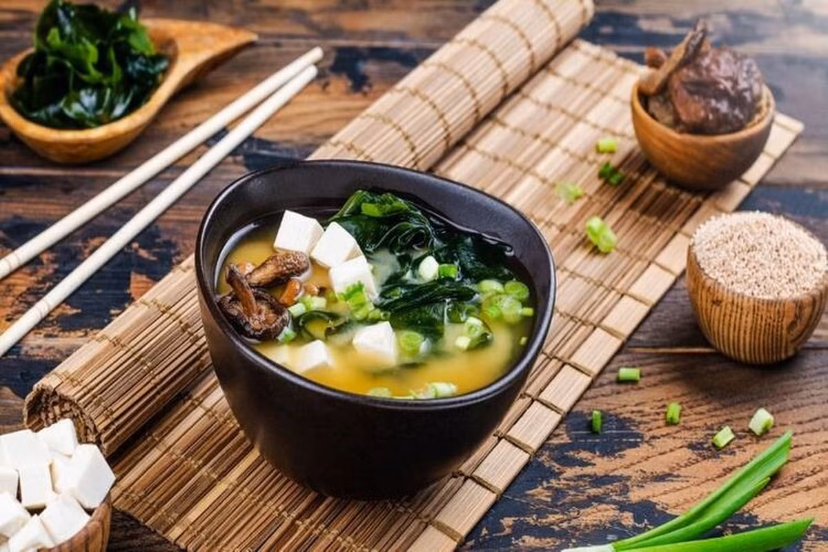  Canh bí rong biển có tác dụng bổ sung vitamin C, cải thiện tình trạng tăng huyết áp và rối loạn mỡ máu, cân bằng đường huyết. Ảnh minh họa