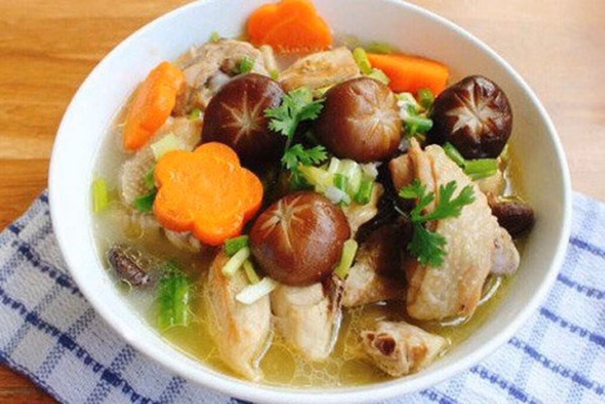 Canh gà cà rốt nấm hương giàu dinh dưỡng tốt cho người bệnh tiểu đường. Ảnh minh họa