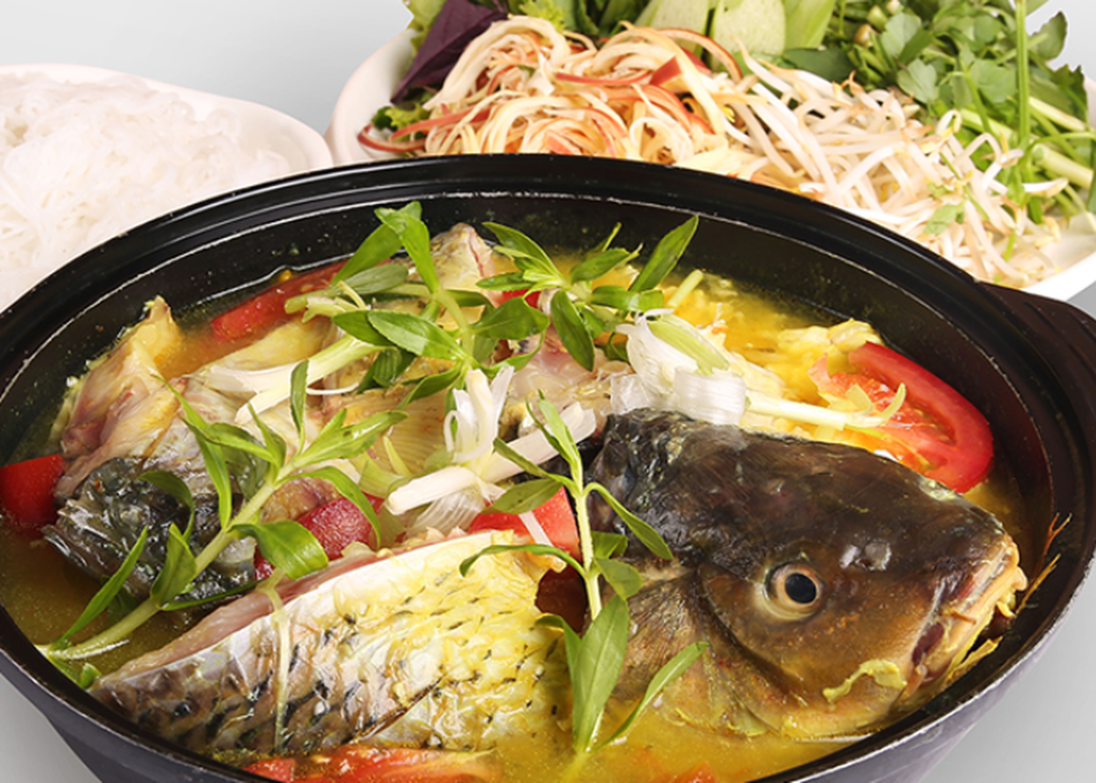 Mặc dù tốt cho sức khỏe nhưng khi ăn cá dìa, cũng lưu ý một số điều sau: Không nên ăn cá dìa sống hoặc chưa chín kỹ vì có thể gây ngộ độc. Người mắc bệnh gút, sỏi thận không nên ăn nhiều vì cá dìa chứa purin. Phụ nữ có thai và trẻ nhỏ không nên ăn cá dìa quá 2 lần/tuần. Nên kết hợp cá dìa với rau xanh, trái cây để cân bằng dinh dưỡng. Không nên ăn phủ tạng cá dìa vì chứa nhiều cholesterol xấu. Chỉ nên ăn thịt cá. Không nên ăn cá dìa cùng rượu bia vì rượu làm giảm khả năng hấp thu axit béo omega 3. Ảnh Internet