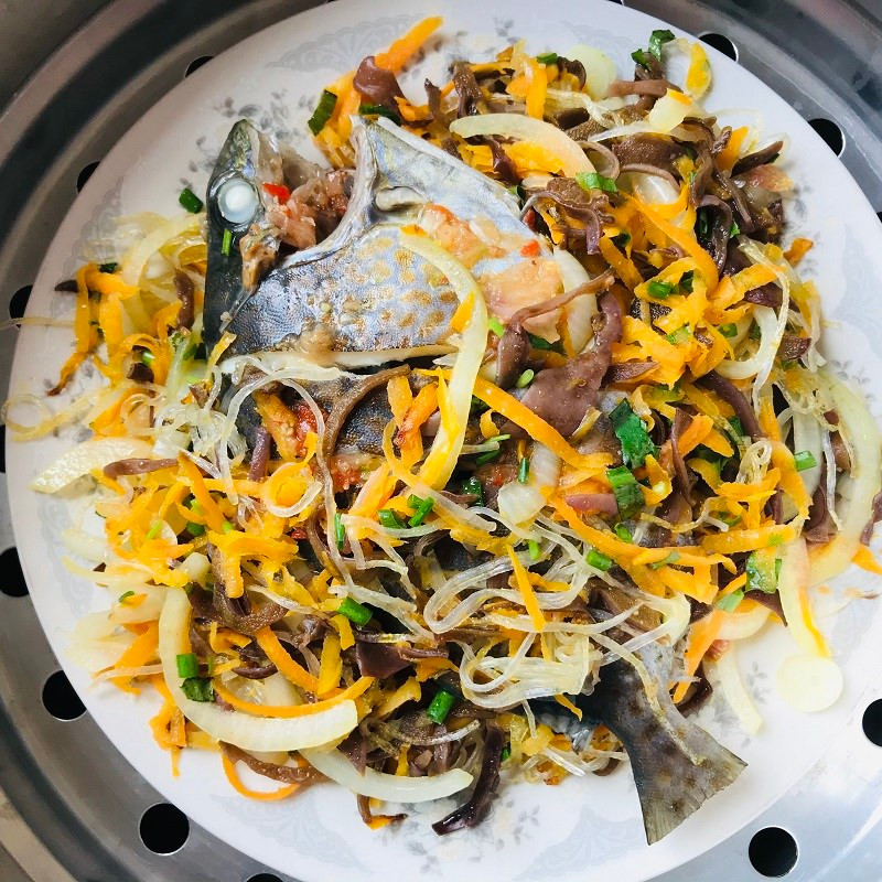  Cá dìa hấp nấm: Cá dìa chắc thịt, tươi ngon đem hấp với hấp với nấm mèo, nấm bào ngư nóng hổi, dậy mùi thơm giúp bữa cơm gia đình thêm đậm đà và mới mẻ hơn. Ảnh Internet