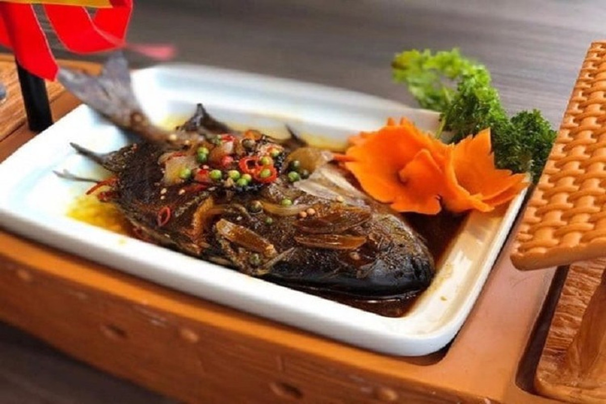  Cá dìa kho tiêu - món ăn đậm đà hương vị: Ướp cá với gia vị gồm tiêu, tỏi, nghệ, hạt nêm. Phi thơm tỏi, cho cá vào xào săn lại rồi đổ nước dùng vào. Nêm nếm vừa ăn, nêm thêm 1 thìa nước mắm. Thêm hạt tiêu đen vào tạo hương vị đậm đà. Kho cá trên lửa nhỏ khoảng 15 phút cho thấm gia vị là được. Ảnh Internet