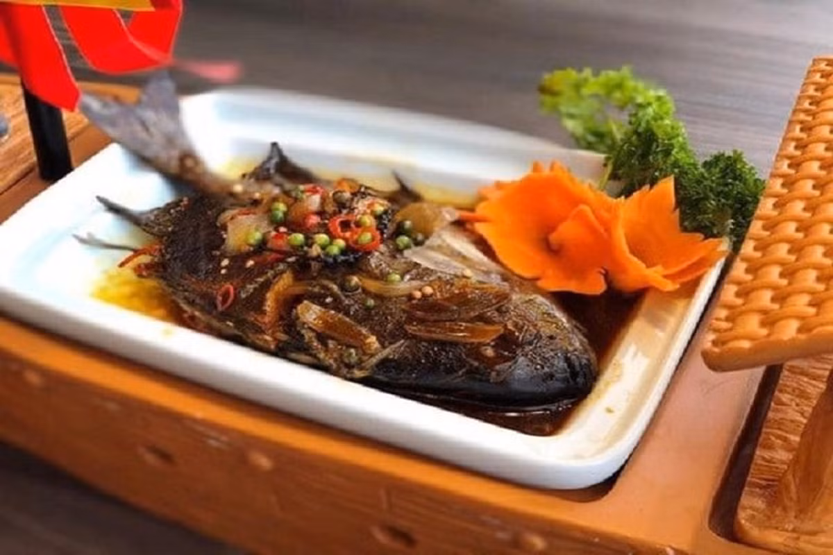  Cá dìa kho tiêu - món ăn đậm đà hương vị: Ướp cá với gia vị gồm tiêu, tỏi, nghệ, hạt nêm. Phi thơm tỏi, cho cá vào xào săn lại rồi đổ nước dùng vào. Nêm nếm vừa ăn, nêm thêm 1 thìa nước mắm. Thêm hạt tiêu đen vào tạo hương vị đậm đà. Kho cá trên lửa nhỏ khoảng 15 phút cho thấm gia vị là được. Ảnh Internet