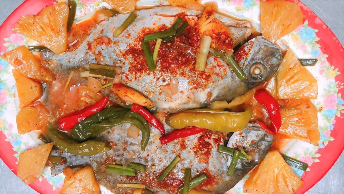  Cá dìa kho dứa: Là sự kết hợp hoàn hảo của hương vị chua chua, ngọt ngọt của trái dứa với thịt cá mềm mềm, săn chắc, đậm đà gia vị rất tuyệt vời. Ảnh Internet
