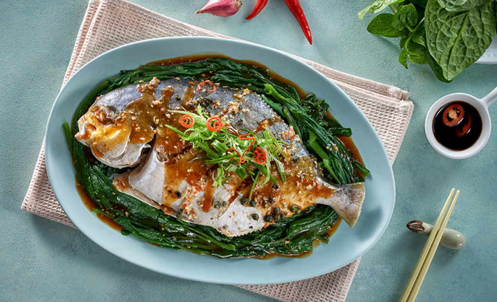  Cá dìa hấp mồng tơi là đặc sản của miền Trung rất được ưa thích lại dễ làm. Vị cá dìa dai, ngọt, tươi ngon kết hợp cùng rau mồng tơi mềm mềm, béo béo lại có nhiều chất dinh dưỡng, tính mát, nhuận tràng sẽ tạo nên món cá hấp thật lạ miệng, hấp dẫn mà còn tốt cho sức khỏe. Sơ chế sạch cá dìa và mồng tơi. Ướp cá với gia vị. Xếp cá và mồng tơi lớn lên đĩa hấp. Rắc thêm hạt tiêu và gừng băm. Hấp cách thủy khoảng 15 phút là có thể thưởng thức. Ảnh Internet