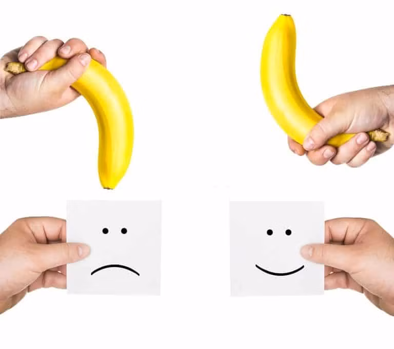 Rối loạn cương dương: Sự cương cứng trong chuyện ấy có vấn đề khi không có đủ lưu lượng máu đến dương vật để duy trì sự cương cứng. Rối loạn chức năng xảy ra khi bạn mắc bệnh đái tháo đường, tăng huyết áp, mất cân bằng tuyến giáp… hoặc do các tình trạng tâm lý như căng thẳng và trầm cảm. Ảnh minh họa