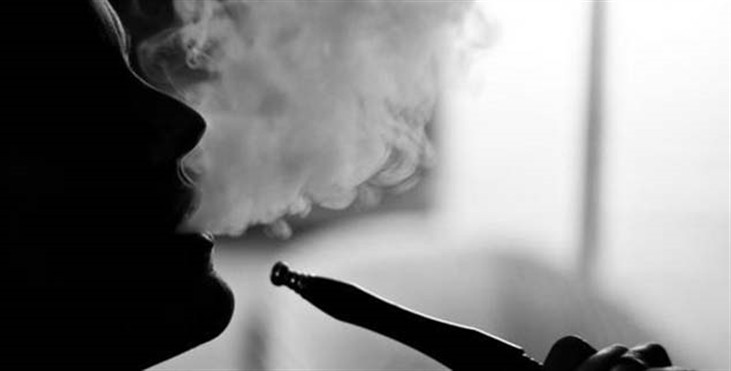 Các chất kích thích: Một nghiên cứu trên những cặp vợ chồng trung niên khỏe mạnh cho thấy, 40% nam giới và 60% nữ giới bị rối loạn chức năng tình dục. Trong đó, hút thuốc lá chính là một trong những nguyên nhân khiến “chuyện ấy” giảm sút theo thời gian. Cụ thể, trong thuốc lá có chứa rất nhiều độc tố như nicotin, CO, các chất gây ung thư, các chất thuộc nhóm benzen… Thuốc lá không chỉ làm giảm tuổi thọ của con người từ 5 - 8 năm mà còn làm giảm testosterone dẫn đến giảm ham muốn ở nam giới và suy yếu khả năng sinh sản. Ảnh minh họa