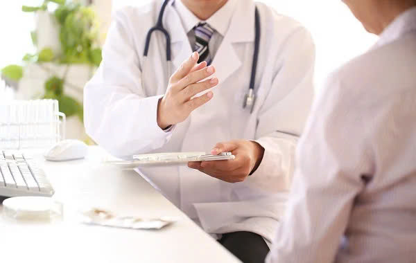 Bước sang độ tuổi trung niên, nam giới có nguy cơ cao mắc một số bệnh lý chuyển hóa, bệnh nam khoa… Vì thế, khám sức khỏe định kỳ 6 tháng/lần là rất cần thiết để đánh giá tình trạng sức khỏe hiện tại và phát hiện sớm các bất thường, từ đó có giải pháp kiểm soát hoặc điều trị kịp thời. Ảnh minh họa