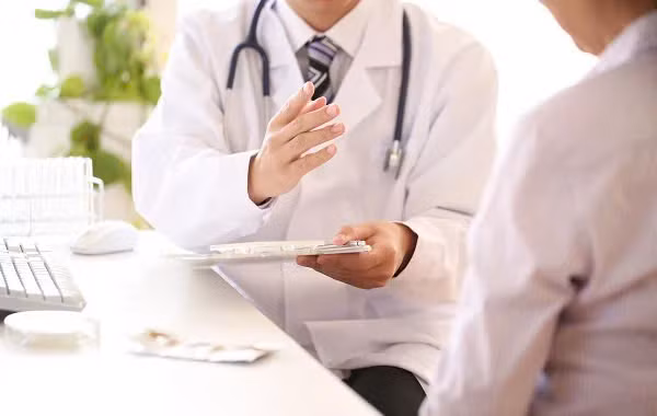 Bước sang độ tuổi trung niên, nam giới có nguy cơ cao mắc một số bệnh lý chuyển hóa, bệnh nam khoa… Vì thế, khám sức khỏe định kỳ 6 tháng/lần là rất cần thiết để đánh giá tình trạng sức khỏe hiện tại và phát hiện sớm các bất thường, từ đó có giải pháp kiểm soát hoặc điều trị kịp thời. Ảnh minh họa