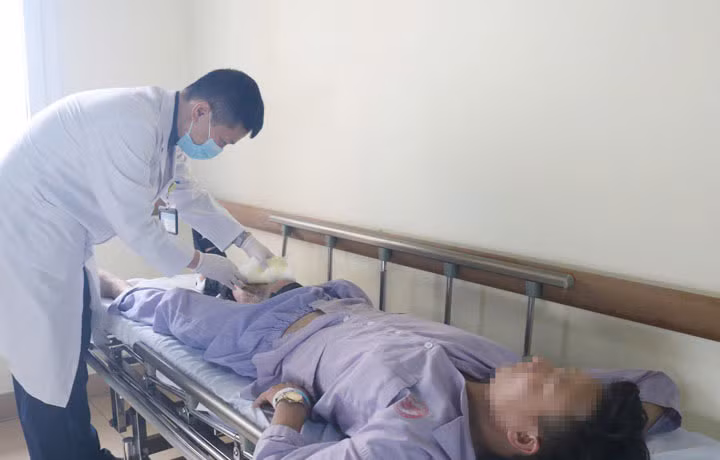 Nhiễm trùng da vì... bôi dầu nóng điều trị gãy xương - Hình 2 Nhiem trung da vi... boi dau nong dieu tri gay xuong-Hinh-2