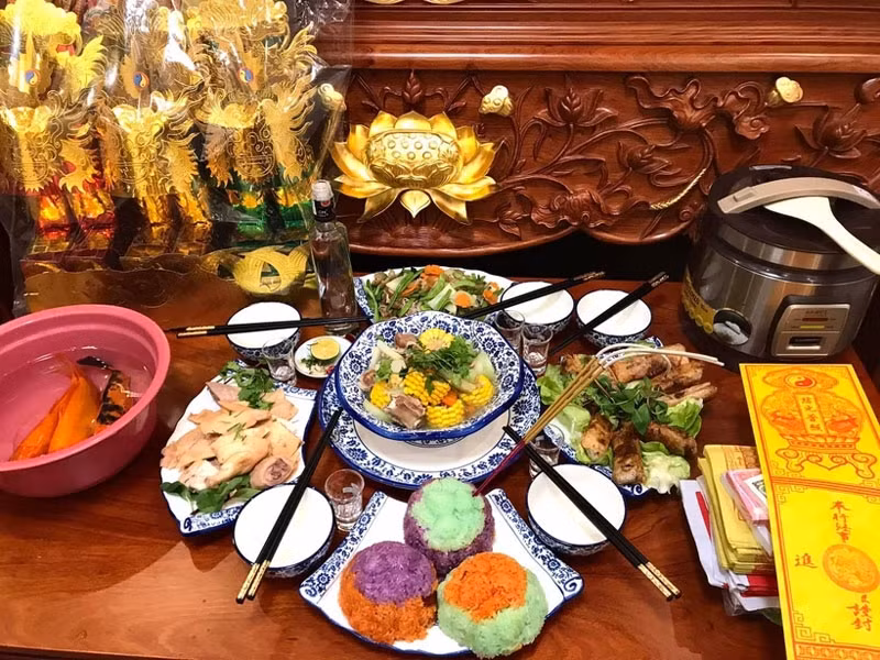 Lễ cúng ông Công ông Táo diễn ra vào dịp 23 tháng Chạp hàng năm. Theo quan niệm dân gian, đây là ngày Táo quân (gồm ba vị Táo: Thổ công, Thổ địa, Thổ kỳ) lên trời báo cáo với Ngọc Hoàng về mọi việc trong gia đình suốt năm qua. Để tiễn ông Công ông Táo về trời, các gia đình thường chuẩn bị một mâm lễ cúng trang trọng và đầy đủ. Ảnh Internet .