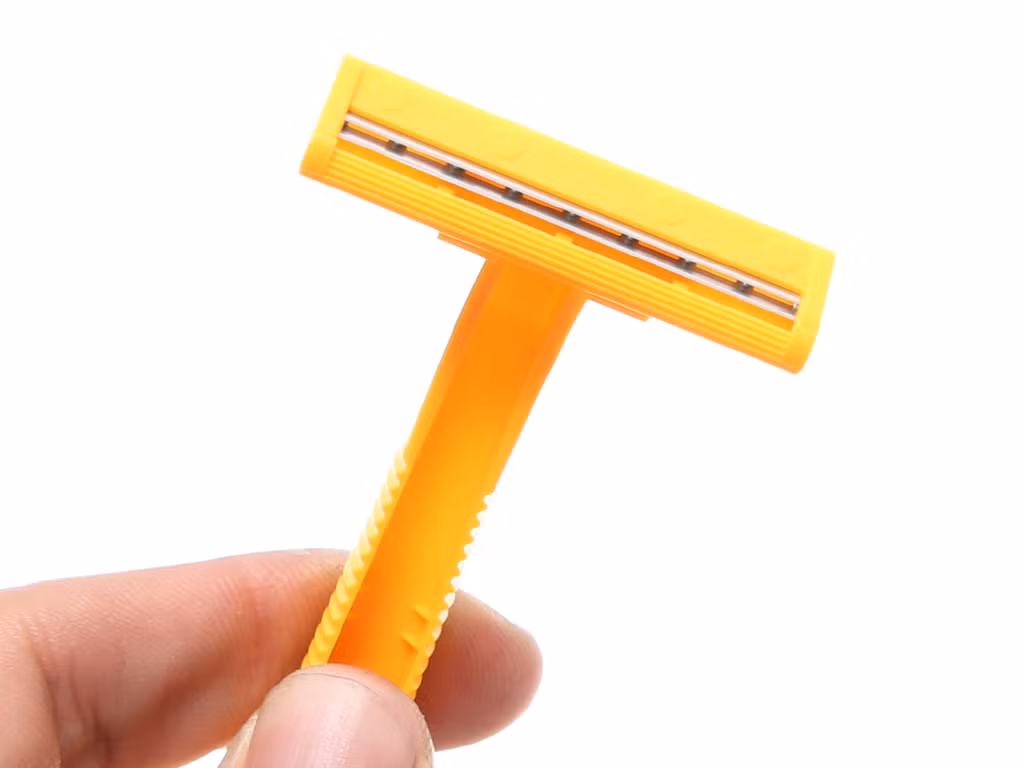  Máy cạo râu, dao cạo râu: Nếu vợ chồng dùng chung máy cạo râu hay dao cạo râu thì sẽ có nguy cơ ảnh hưởng đến sức khỏe. Những bệnh lây truyền qua đường máu chính là mối nguy hiểm khi dùng chung đồ dùng này. Ảnh minh họa 