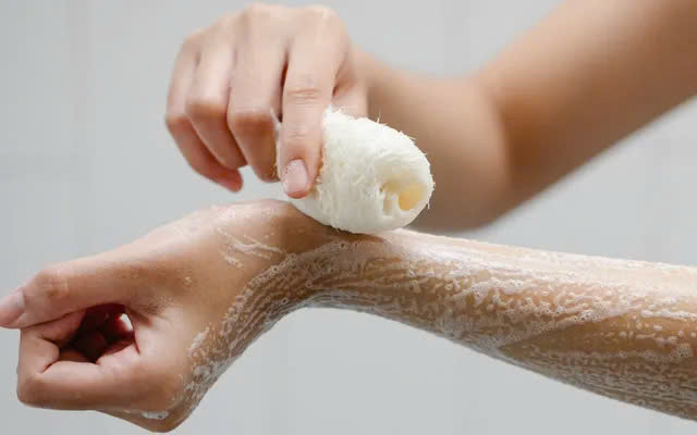  Xà phòng tắm: Xà phòng thường ẩm ướt nên sẽ là môi trường "tuyệt hảo" cho vi khuẩn từ da người tích tụ và sinh sôi. Số người dùng miếng xà phòng đó càng nhiều thì lượng lây nhiễm chéo càng cao. Ảnh minh họa 