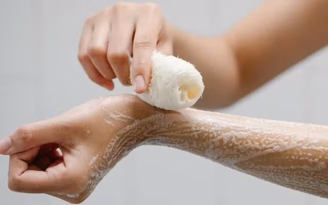  Xà phòng tắm: Xà phòng thường ẩm ướt nên sẽ là môi trường "tuyệt hảo" cho vi khuẩn từ da người tích tụ và sinh sôi. Số người dùng miếng xà phòng đó càng nhiều thì lượng lây nhiễm chéo càng cao. Ảnh minh họa 