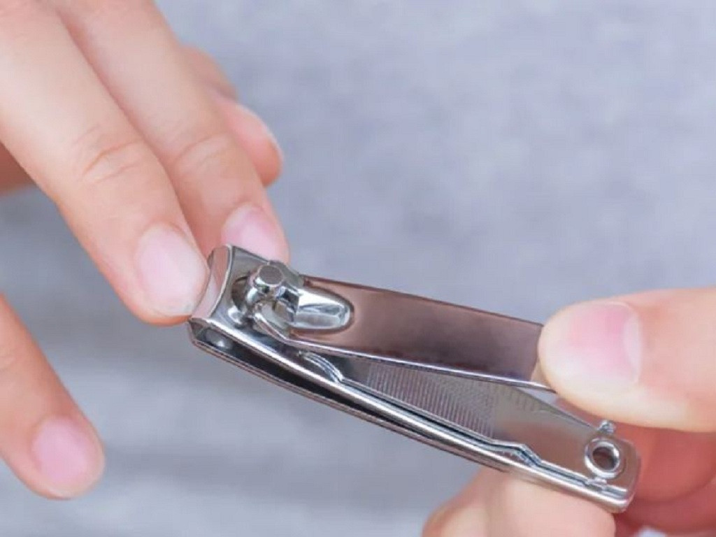  Bấm móng tay: Trên móng tay mỗi người đều chứa hàng triệu vi khuẩn, virus và vi sinh vật thông qua các hoạt động hàng ngày. Do vậy việc dùng chung chiếc kìm cắt sẽ khiến nó trở thành vật trung gian lây bệnh, làm tăng nguy cơ nhiễm nấm và virus HPV (bệnh lây qua đường tình dục). Ảnh minh họa