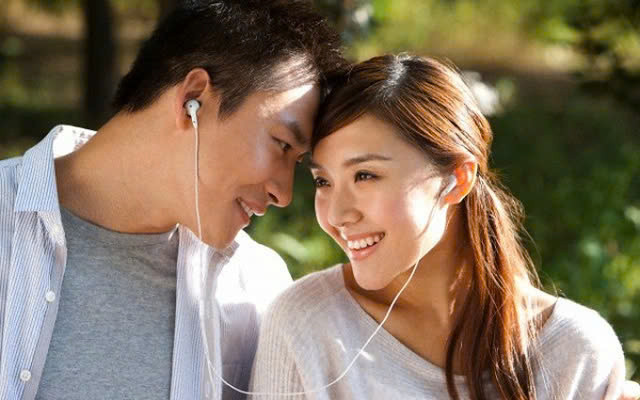 Tai nghe chứa rất nhiều vi khuẩn từ lỗ tai mỗi người sau khi sử dụng. Đặc biệt là khi chạy nhảy ra mồ hôi khiến độ ẩm tăng cao, tạo điều kiện cho vi khuẩn sinh sôi và hoạt động mạnh, làm tăng nguy cơ nhiễm trùng tai. Ảnh minh họa