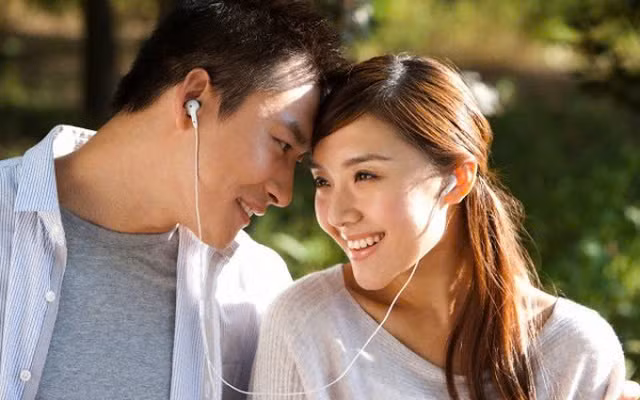 Tai nghe chứa rất nhiều vi khuẩn từ lỗ tai mỗi người sau khi sử dụng. Đặc biệt là khi chạy nhảy ra mồ hôi khiến độ ẩm tăng cao, tạo điều kiện cho vi khuẩn sinh sôi và hoạt động mạnh, làm tăng nguy cơ nhiễm trùng tai. Ảnh minh họa