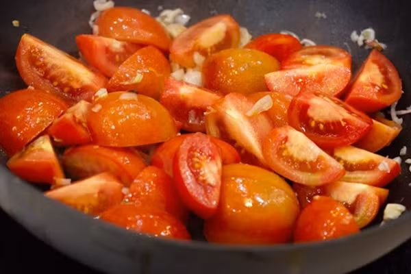  Cà chua: Vitamin C trong cà chua tăng cường miễn dịch, còn lycopene là chất chống oxy hóa mạnh mẽ, có vai trò chống viêm ở đường hô hấp. Điều này làm giảm nguy cơ mắc các vấn đề về hô hấp. Ảnh minh họa