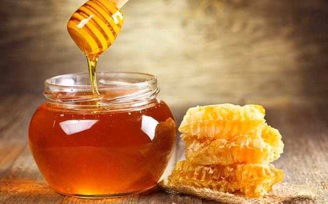 Mật ong cũng là một thực phẩm tốt để làm giảm bệnh phổi, vì vậy bệnh nhân bị viêm phổi có thể ăn một ít mật ong để làm giảm các triệu chứng của bệnh. Ảnh minh họa