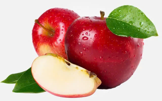 Phụ nữ ăn ít nhất hai quả táo cỡ trung bình mỗi tuần có nguy cơ mắc ung thư vú âm tính thụ thể estrogen thấp hơn. Bởi táo giàu chất chống oxy hóa polyphenol, góp phần ức chế sự phát triển và lây lan tế bào ung thư loại này. Ảnh minh họa