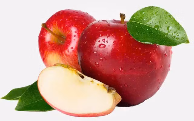 Phụ nữ ăn ít nhất hai quả táo cỡ trung bình mỗi tuần có nguy cơ mắc ung thư vú âm tính thụ thể estrogen thấp hơn. Bởi táo giàu chất chống oxy hóa polyphenol, góp phần ức chế sự phát triển và lây lan tế bào ung thư loại này. Ảnh minh họa