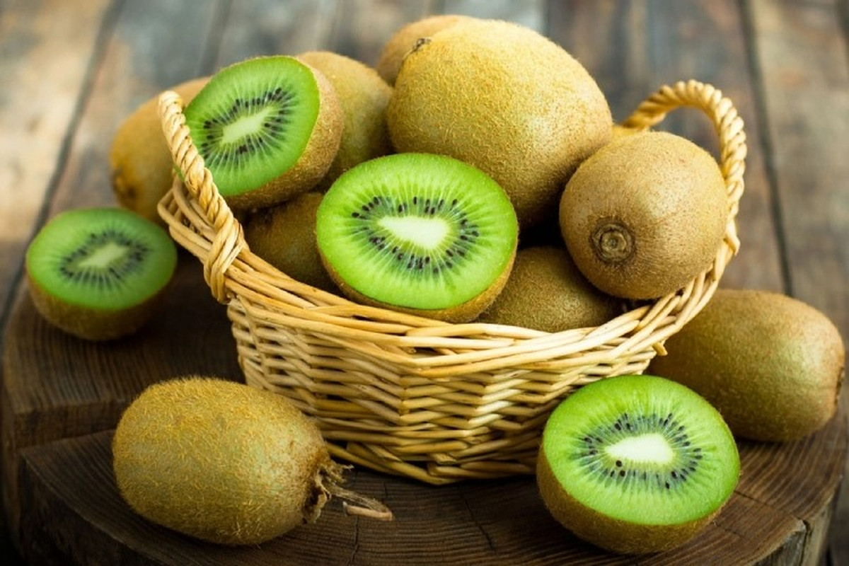  Kiwi là một loại quả quý trong các loại quả, hàm lượng Vitamin C cao gấp 4-12 lần so với cam, gấp 3 lần táo, gấp 60 lần nho. Theo chuyên gia dinh dưỡng, các chất dinh dưỡng có trong kiwi có thể làm trở ngại, gián đoạn việc hình thành N-nitrosamine trong cơ thể, từ đó có tác dụng chống ung thư, kháng ung thư rất tốt, là một loại quả tuyệt vời cho việc phòng chống ung thư vú của chị em phụ nữ. Ảnh minh họa