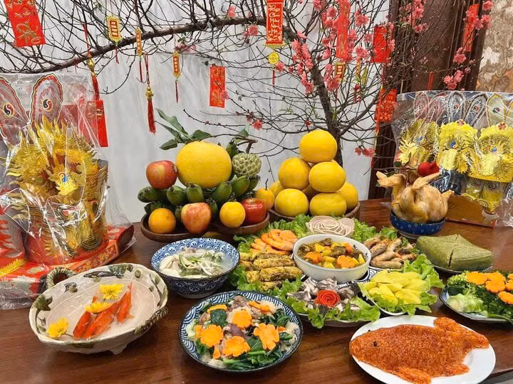 Tục cúng ông Táo mang ý nghĩa cầu mong sự ấm no, đầy đủ, đồng thời tôn kính "thần Bếp" – vị thần cai quản việc bếp núc trong nhà. Ảnh Internet