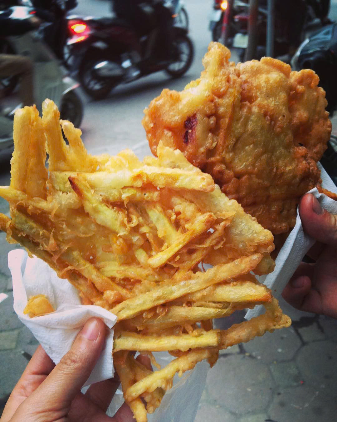  Bánh chiên rán các loại: Một đặc sản khác mà các tín đồ ẩm thực rất dễ bắt gặp vào mùa đông Hà Nội chính là các món bánh chiên đặc trưng như chuối chiên, khoai chiên, ngô chiên cùng các loại bánh rán mặn ngọt khác. Mỗi chiếc bánh có giá 12.000 đồng. Ảnh Internet