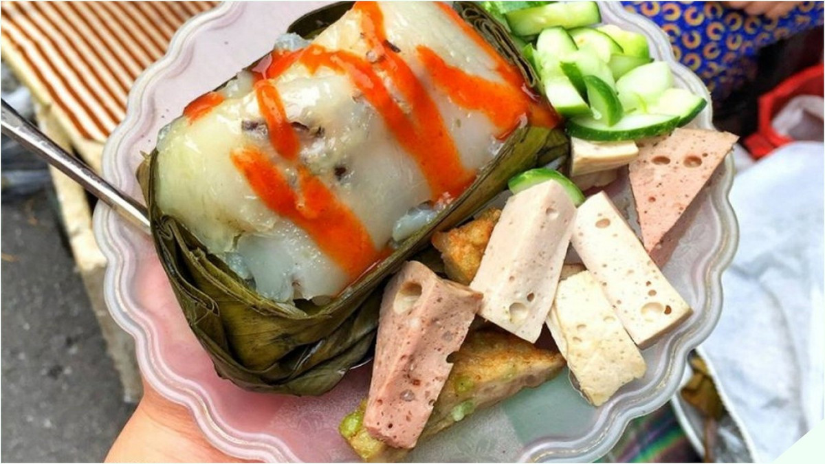  Bánh giò nóng : Vỏ bánh được làm từ bột gạo tẻ pha bột gạo nếp, bọc lấy nhân bánh gồm thịt nạc băm nhỏ, mộc nhĩ, hành tím và hạt tiêu. Bánh được gói bằng lá chuối, hấp chín và thưởng thức lúc còn nóng. Ảnh Internet