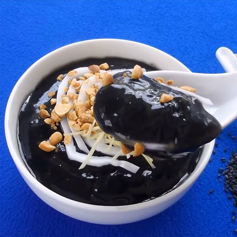 Gây tò mò với màu đen sánh, đặc, chè mè đen cũng là một món ăn được nhiều người lựa chọn thưởng thức vào những ngày Hà Nội trở lạnh. Không có vẻ ngoài bắt mắt, chè mè đen chinh phục thực khách bởi hương thơm ngọt, bùi kết hợp vị gừng cay nhẹ, tốt cho sức khỏe. Ảnh minh họa