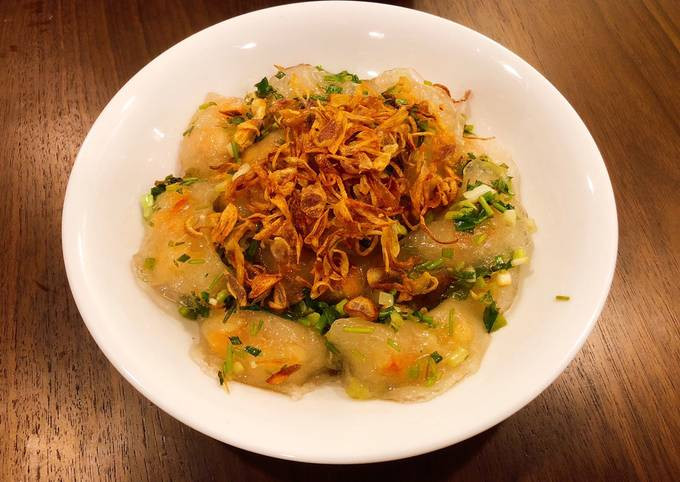  Bánh tai vạc: Món này làm từ bột lọc nên khi ăn thấy sần sật, có nhân tôm hoặc đậu xanh, dùng kèm nước mỡ hành. Giá chỉ 10.000 đồng/đĩa.