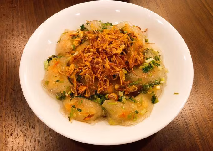  Bánh tai vạc: Món này làm từ bột lọc nên khi ăn thấy sần sật, có nhân tôm hoặc đậu xanh, dùng kèm nước mỡ hành. Giá chỉ 10.000 đồng/đĩa.