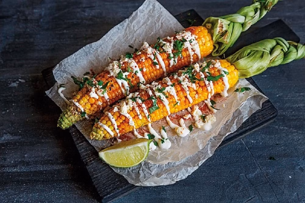  Bắp nướng mắm nêm: Bắp được nướng chín vàng, tỏa ra hương thơm ngào ngạt từ lò than đỏ hồng. Bắp chín sẽ được thêm một lớp mỡ hành và chấm mắm nêm. Hương thơm của bắp hòa quyện với vị bùi của mỡ hành và mắm nêm tạo nên một trải nghiệm ẩm thực độc đáo. Ảnh MIA