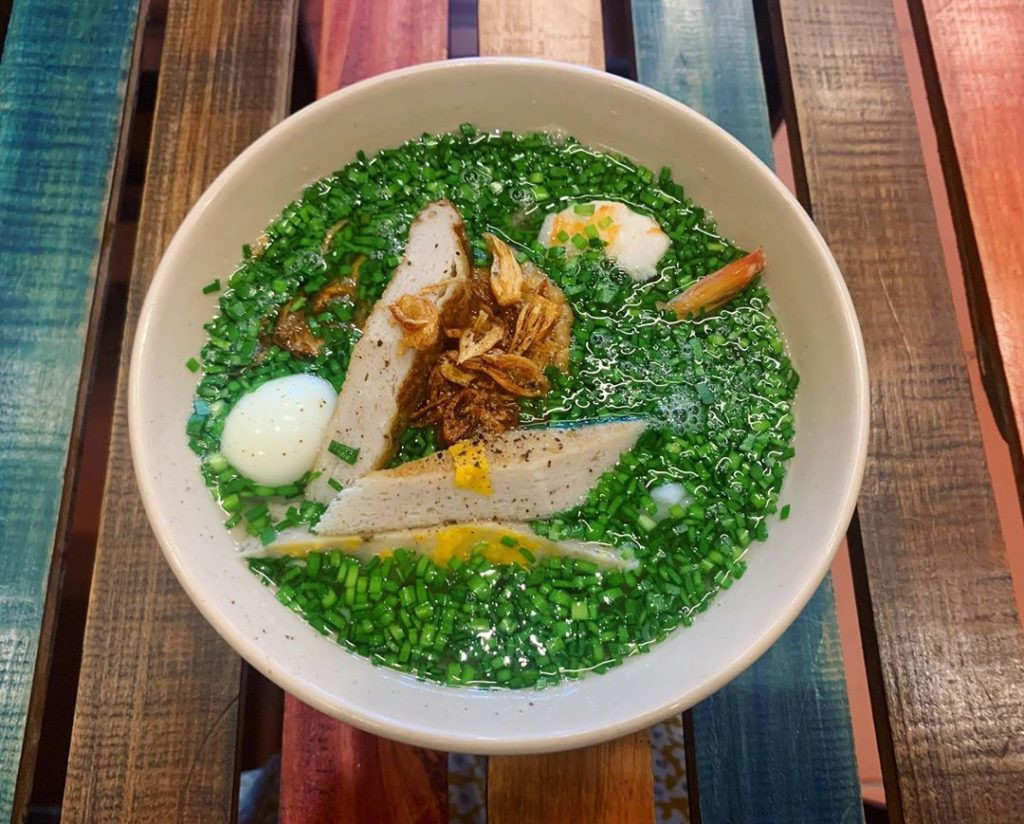  Bánh canh hẹ: Tô bánh canh với nhân đầy đặn, bánh không bị bở nát, nước dùng ngọt thanh, tô điểm thêm chút rau hẹ xanh đẹp mắt, ngon không gì sánh nổi. Ảnh MIA