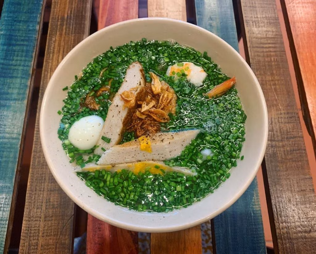  Bánh canh hẹ: Tô bánh canh với nhân đầy đặn, bánh không bị bở nát, nước dùng ngọt thanh, tô điểm thêm chút rau hẹ xanh đẹp mắt, ngon không gì sánh nổi. Ảnh MIA