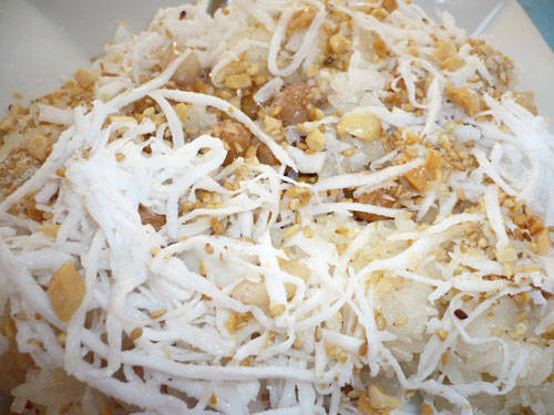  Xôi bắp là món ăn dân dã và quen thuộc với người dân xứ Nẫu, bởi nó hấp dẫn nhờ hạt bắp ngọt, dẻo kết hợp với đậu phộng rang, muối mè và dừa nạo, mang lại hương vị thơm ngon, béo béo, mặn mặn. Ảnh Internet