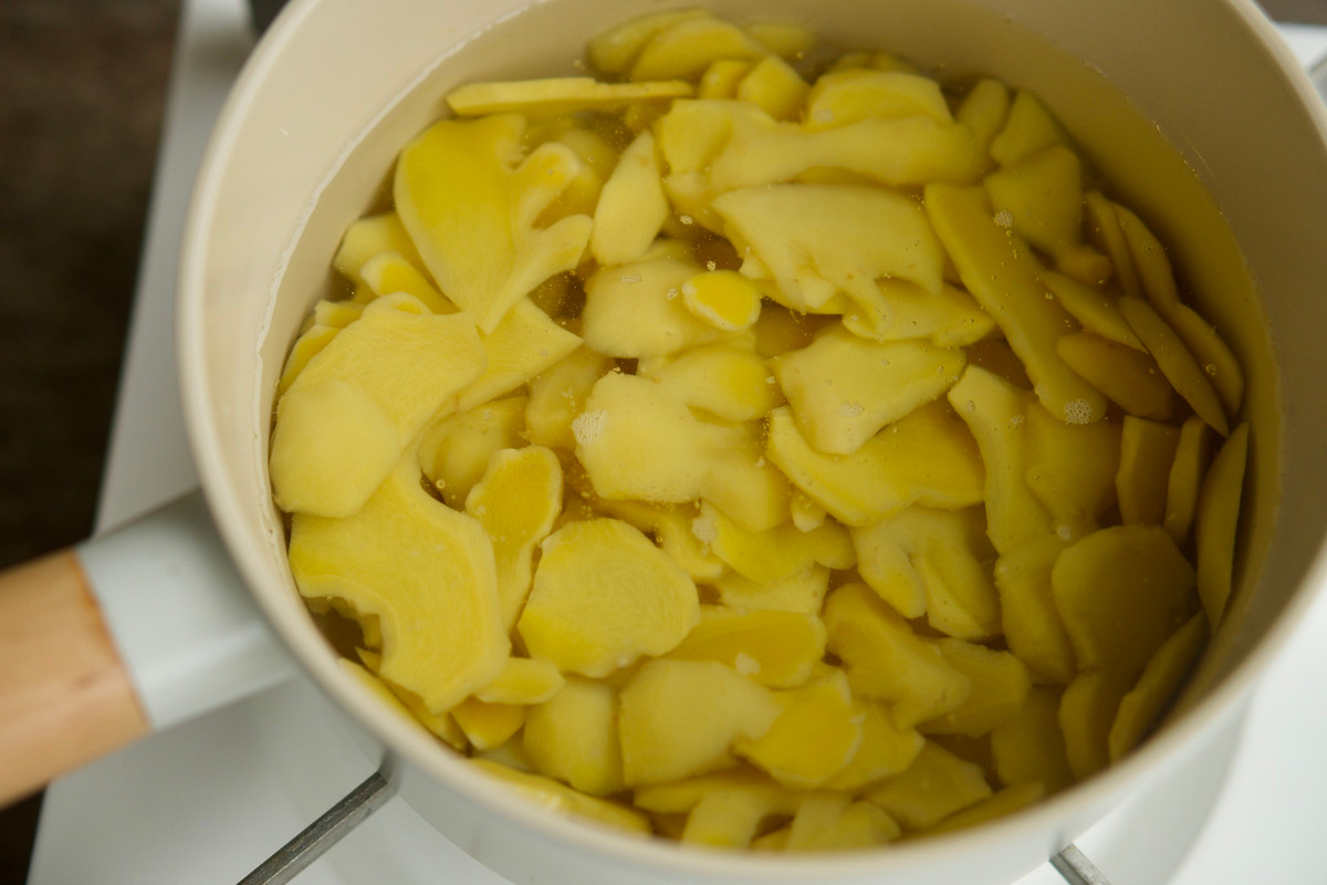 Luộc gừng lần 1 với chút muối trong 8 - 10 phút, vớt ra rửa sạch. Ảnh FB Huệ Chip