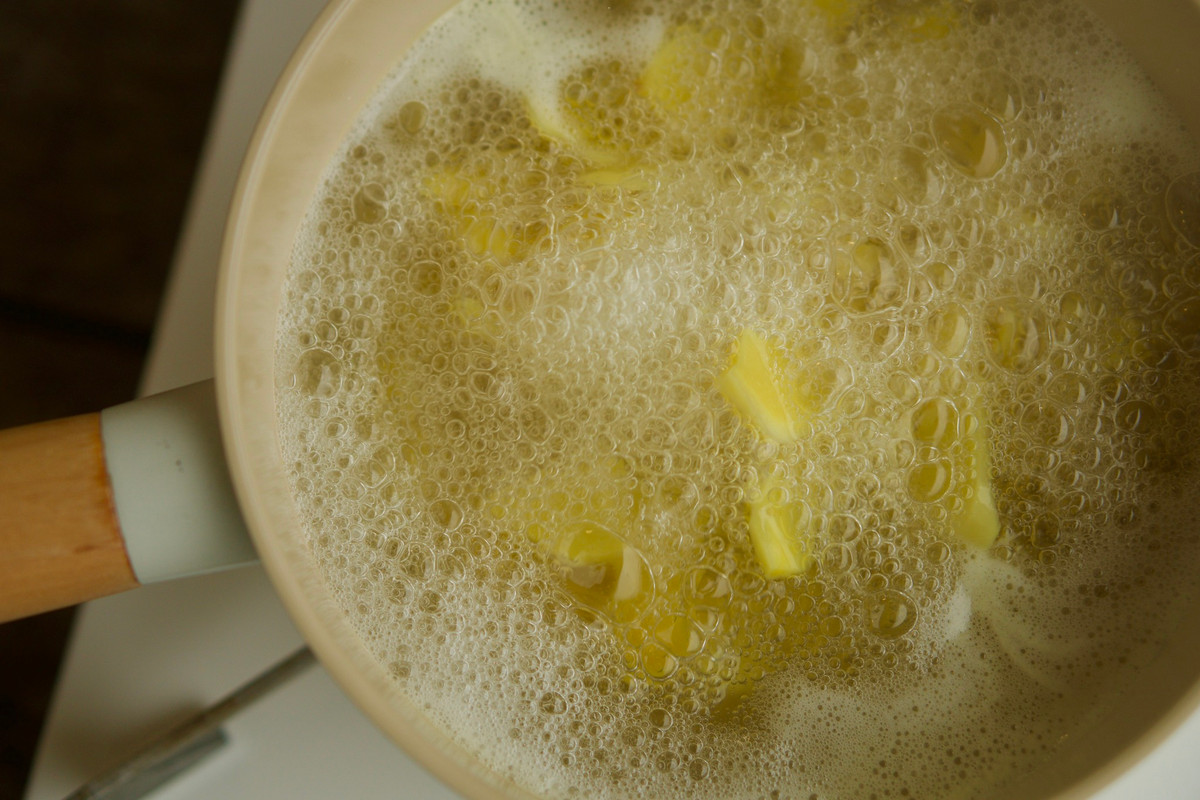 Tiếp tục luộc gừng lần 2 trong 5 - 6 phút để giảm độ cay nồng. Ảnh FB Huệ Chip