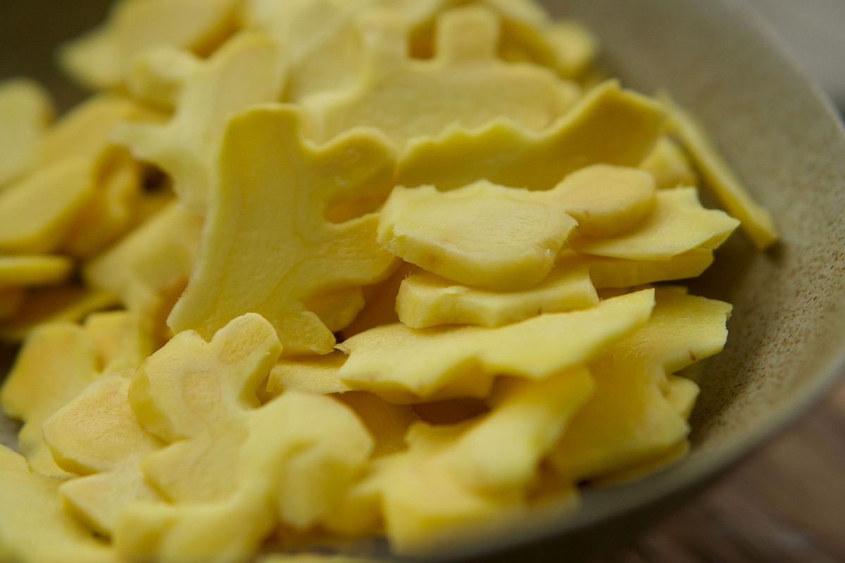 Thái gừng thành từng lát vừa phải, ngâm vào nước muối loãng, pha chút nước cốt chanh để giữ màu tươi, không bị thâm. Ảnh FB Huệ Chip