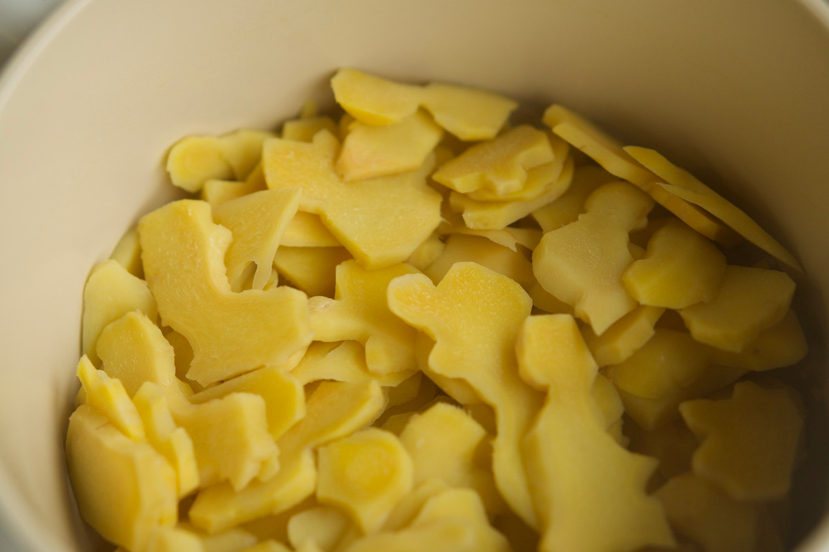 Vớt gừng ra rửa sạch, để ráo. Ảnh FB Huệ Chip