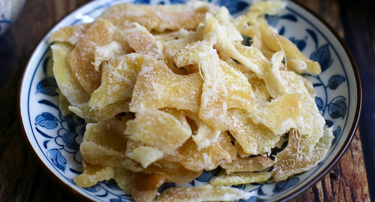 Để bảo quản được lâu thì cho mứt gừng vào lò nướng sấy 15 phút ở 80 độ C. Muốn mứt gừng thẳng đẹp thì dàn gừng ra mâm và ép thẳng. Để mứt nguội hẳn thì cho vào hũ thủy tinh đậy kín bảo quản dùng dần. Ảnh Món ngon