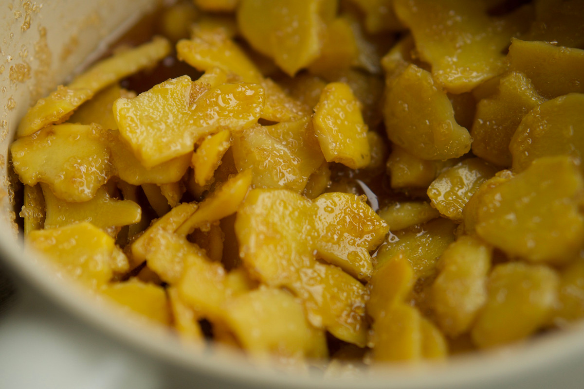 Cho gừng và nước đường ngâm vào chảo. Ban đầu để lửa vừa cho hỗn hợp sôi, sau đó hạ lửa nhỏ vừa và sên đều tay. Ảnh Huệ Chip