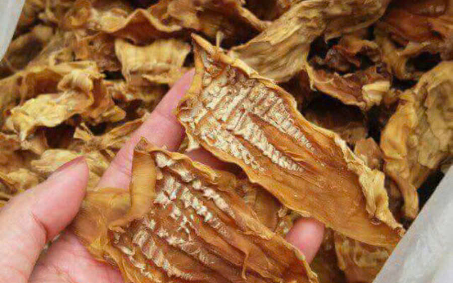 Mùi thơm của măng khô thường khá đặc trưng. Khi dùng tay cầm vào măng, sẽ cảm thấy thấy miếng măng dày, khô, không ẩm tay. Ảnh Internet