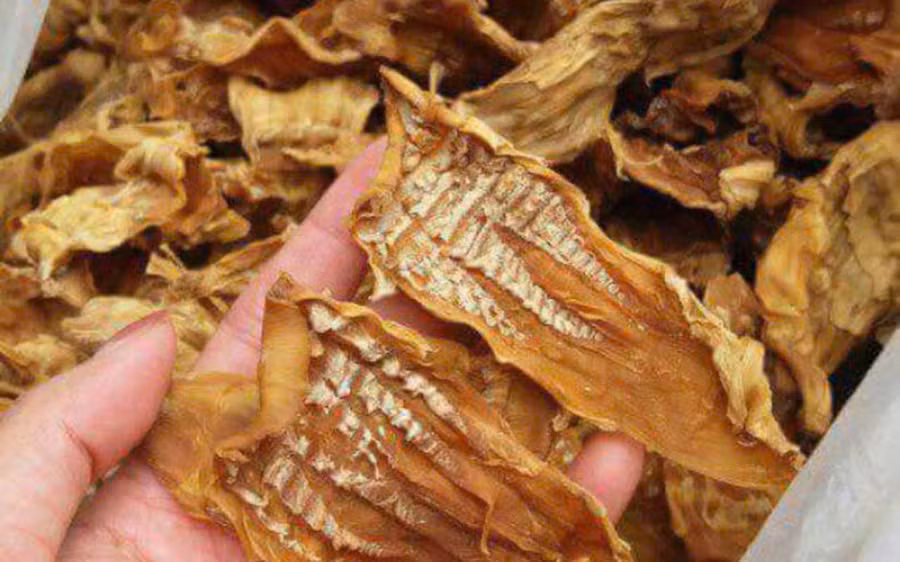 Mùi thơm của măng khô thường khá đặc trưng. Khi dùng tay cầm vào măng, sẽ cảm thấy thấy miếng măng dày, khô, không ẩm tay. Ảnh Internet