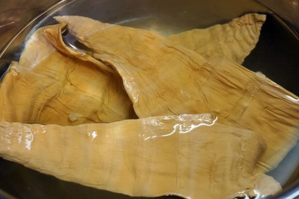 Măng khi ngâm sẽ ra nước màu vàng, vì vậy mọi người hãy thay nước thường xuyên để loại bỏ chất đắng có trong măng. Nếu muốn măng nhanh mềm hơn, có thể sử dụng nước vo gạo để ngâm măng.