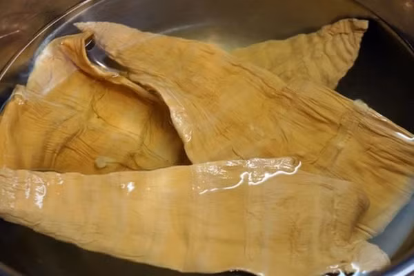 Măng khi ngâm sẽ ra nước màu vàng, vì vậy mọi người hãy thay nước thường xuyên để loại bỏ chất đắng có trong măng. Nếu muốn măng nhanh mềm hơn, có thể sử dụng nước vo gạo để ngâm măng.