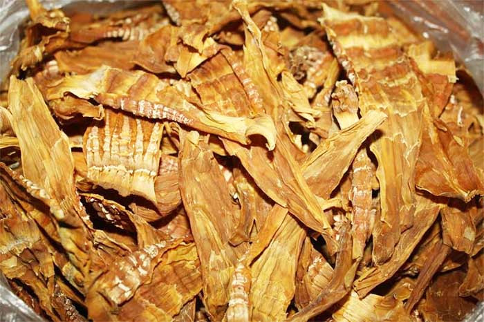 Măng khô có màu vàng nhạt, đôi khi sẽ có thể chuyển sang vàng sậm gần giống như màu hổ phách. Vì vậy, khi chọn măng bạn nên tránh những loại có màu vàng tươi khác thường. Những loại măng khô ngon thường có độ bóng nhẹ, màu sắc không đồng đều. Bên cạnh đó, không nên mua những loại măng có vết đốm hay bị mốc hỏng. Ảnh Internet