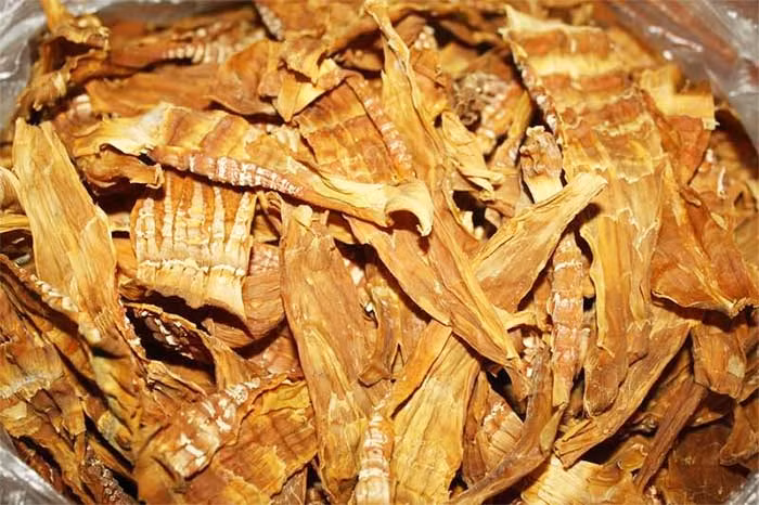 Măng khô có màu vàng nhạt, đôi khi sẽ có thể chuyển sang vàng sậm gần giống như màu hổ phách. Vì vậy, khi chọn măng bạn nên tránh những loại có màu vàng tươi khác thường. Những loại măng khô ngon thường có độ bóng nhẹ, màu sắc không đồng đều. Bên cạnh đó, không nên mua những loại măng có vết đốm hay bị mốc hỏng. Ảnh Internet